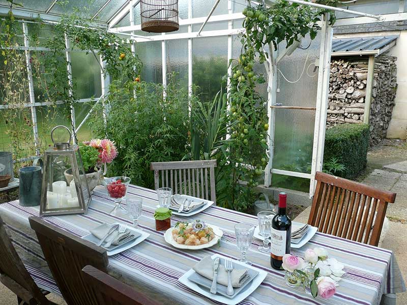 Dining area in the orangery to eat independently - Ti Ar Yer guest house in Milizac-Guipronvel in Finistère (29)