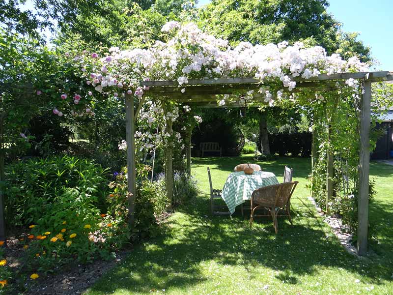 Outdoor dining area in the garden of the guest house - Ty Ar Yer, guest house - Milizac-Guipronvel, North Finistère