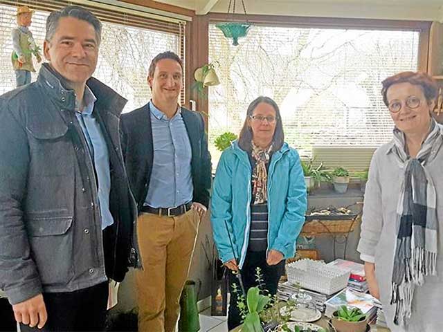 Eliane Briant entouré par des acteurs locaux du tourisme en Finistère pour l'obtention du label Accueil Vélo pour la maison d'hôtes